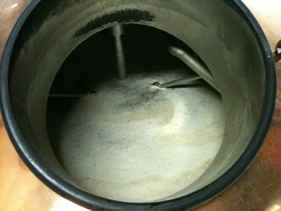 ゆっくりとまぜながら、タンク内で麦汁ができつつあります！