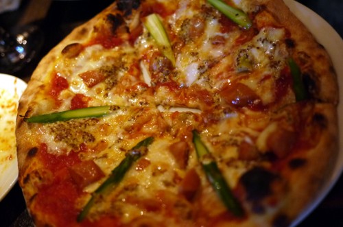 アスパラとペッパーマスタードのピザ