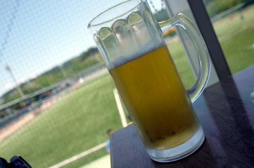 サッカーを見ながらビール