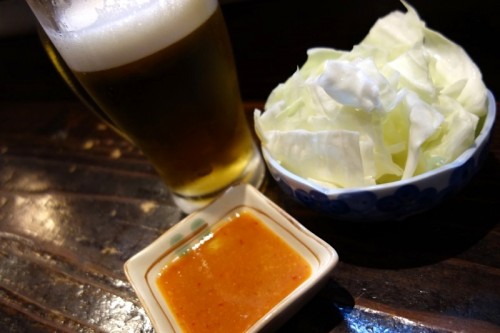 串清 ビールはヱビス、お通しはキャベツ
