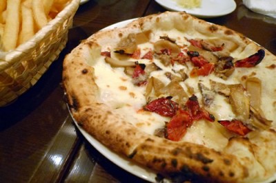 ポルチーニ茸とドライトマト、アンチョビのピザ
