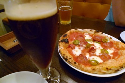ハラペーニョとスパイシーサラミのピザ