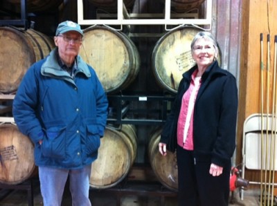 樽熟成中ビールの前のオ州酒ママとパパ