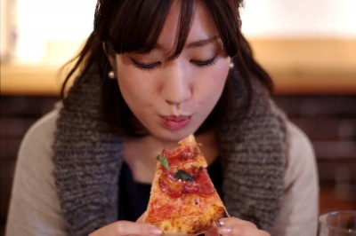 ピザを食べる