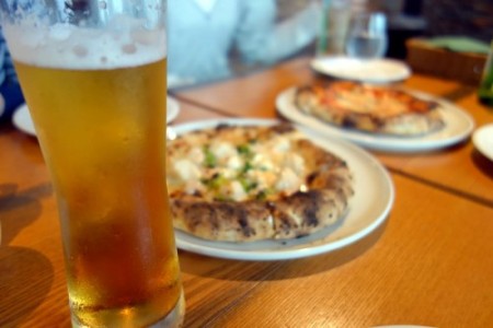 羽田空港「CASTELMORA」でビールとピザを楽しむ