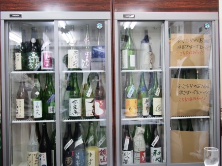 日本酒が並ぶ冷蔵庫