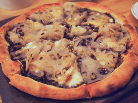 黒いレンコンのピザ