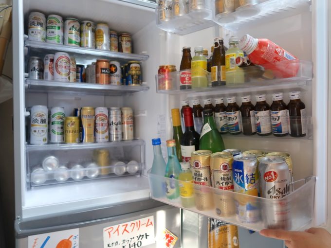 冷蔵庫にはビールやソフトドリンク