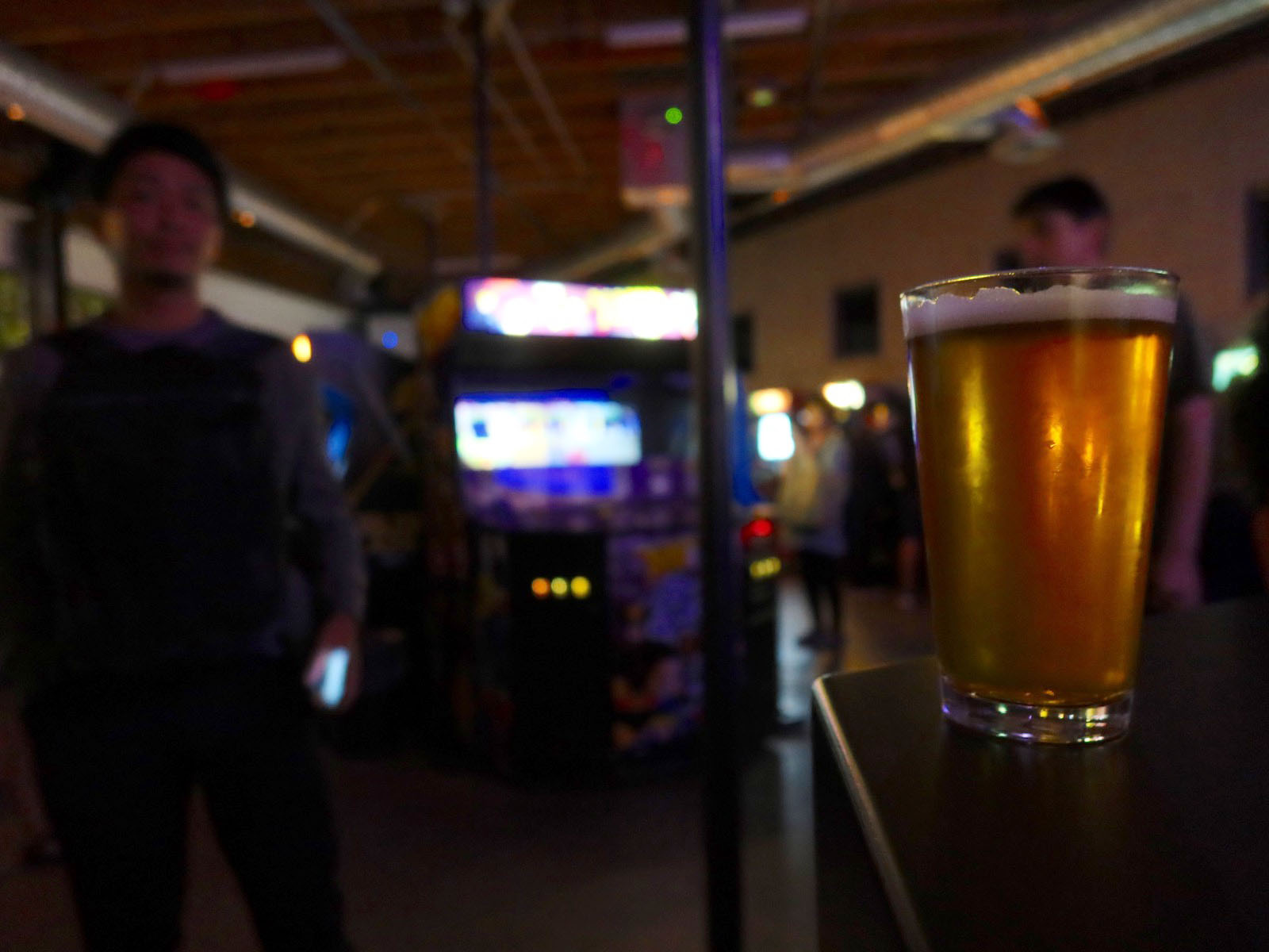 「EightyTwo LA」でクラフトビールを飲みながらストII対戦！