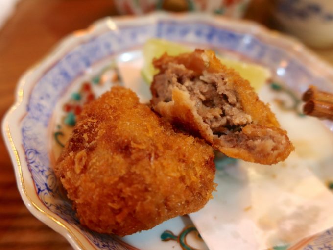 那覇・松尾で美味い飯と酒が楽しめる「飯ト寿 小やじ」のラム肉メンチがうまい！