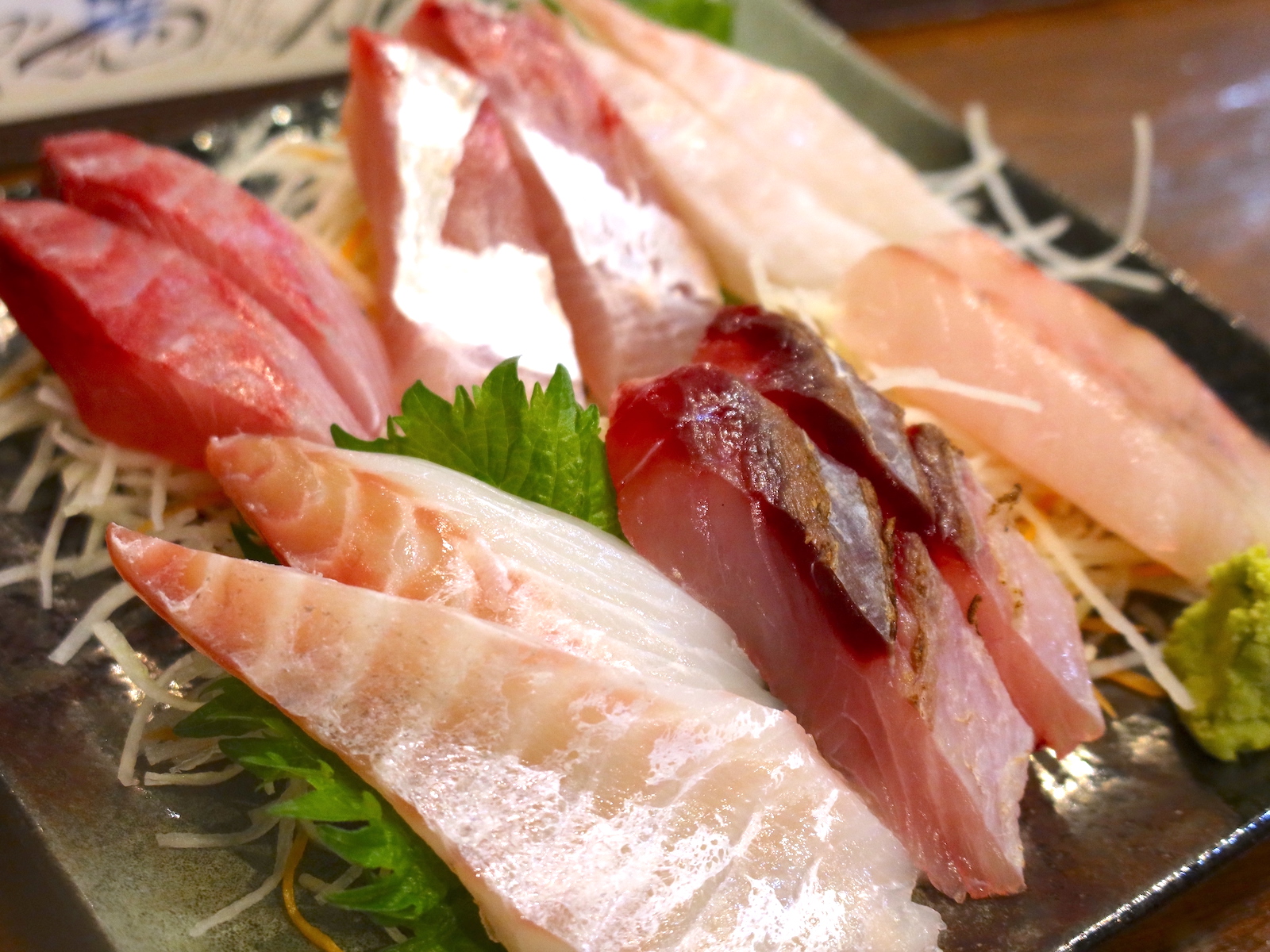 沖縄で肉のように魚を喰らえ！ 魚のうまい店「いゆじ」で刺身三昧！