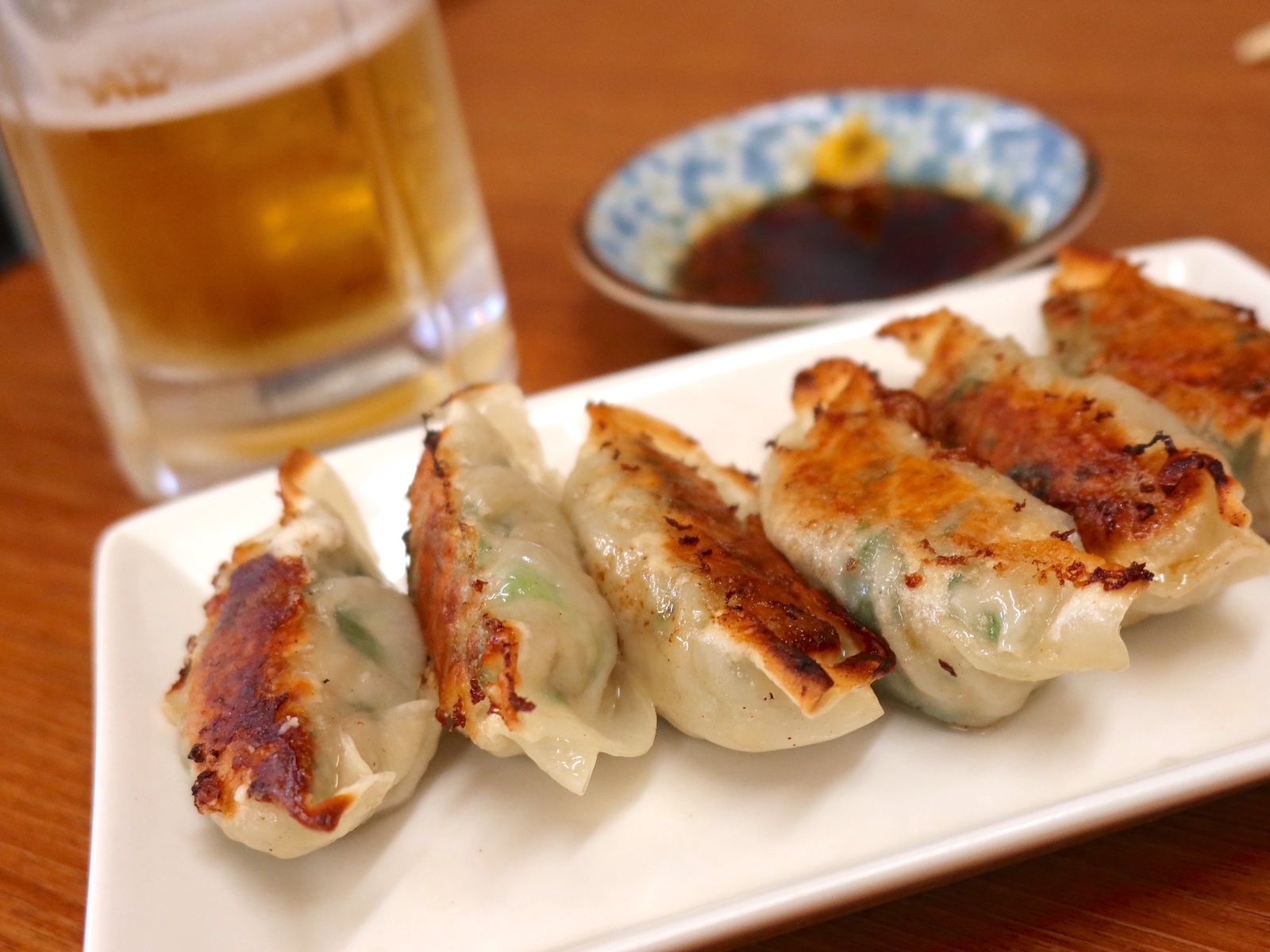 香川・琴平の食事処「ハニー雷蔵」の自家製ニラ餃子＆ビールがうまい！