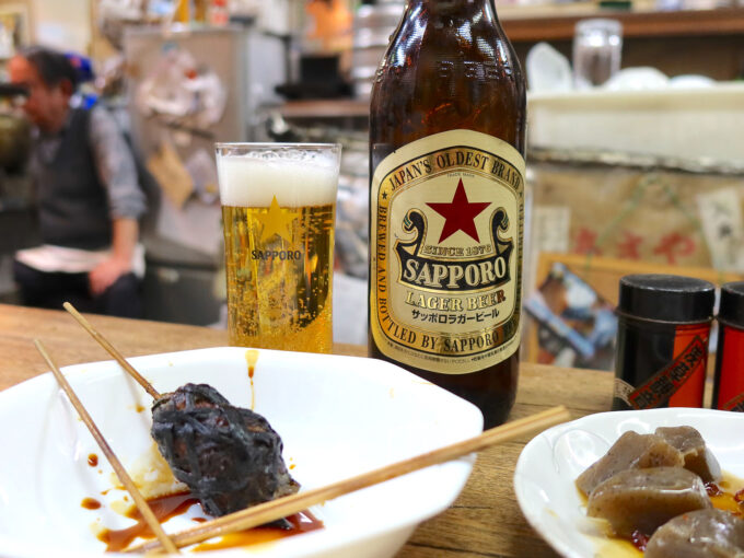 恵比寿「まくら とよかつ」のカウンターでビール＆もつ焼きを楽しむ