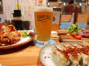 神戸・元町「open air 神戸元町店」でオリジナルビールと相性抜群の餃子＆唐揚げを楽しむ