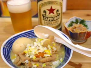 沖縄市「炭火豚串ともつ煮 きば」でコッテリもつ煮と日本酒を楽しむ