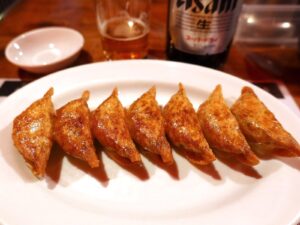 高知「屋台安兵衛」の最前列で包み立てを焼き餃子を楽しむ