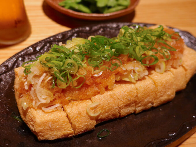 栃尾の油揚げ鉄板焼き（900円）