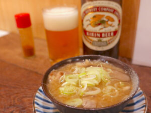 仙台「伊達の立呑み処 升や」でもつ煮、ラム肉、なん骨つくね