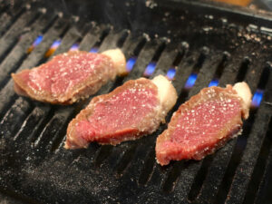 那覇「ジビエ酒場 イノシカブーム」で蝦夷鹿、猪、兎のお肉… ジビエな焼肉を楽しむ