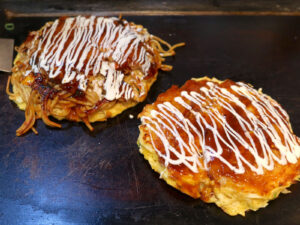 大阪「さざれ」でお好み焼き＆モダン焼きを堪能、しようと思ったら…