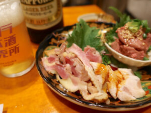 大阪・十三「大衆呑処 サカグラ」でほぼ生肉盛り＆リーズナブルに美味しいアレコレ