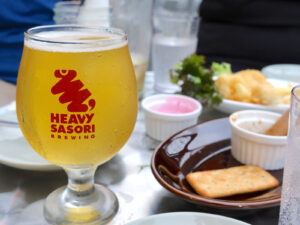 那覇・牧志「HEAVY SASORI BREWING TAPROOM」のテラス席で優雅にビール＆フードを楽しむ
