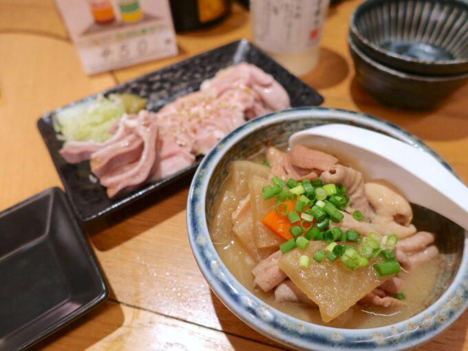 那覇・牧志の裏通り、「もつ家 いち」で抜群においしい串焼きと一品料理を楽しむ