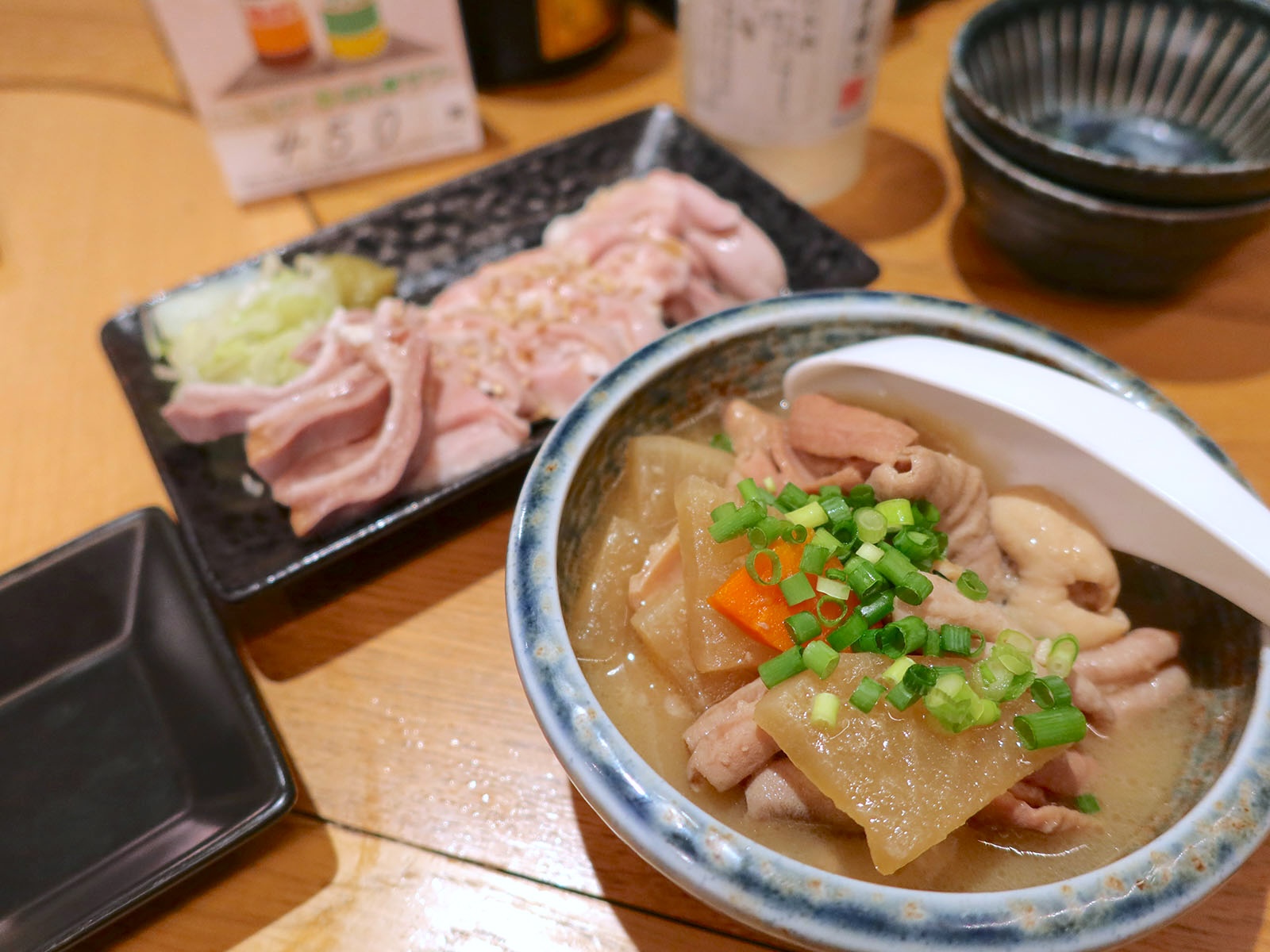 那覇・牧志の裏通り、「もつ家 いち」で抜群においしい串焼きと一品料理を楽しむ
