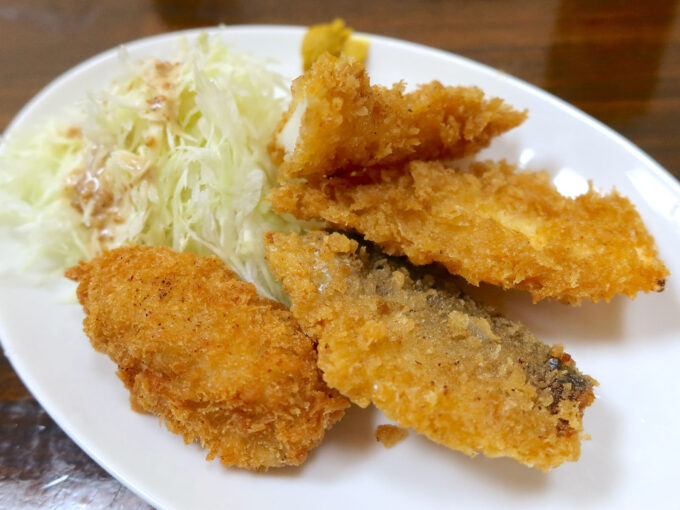 牡蠣、アジ、イカ（それぞれ250円）