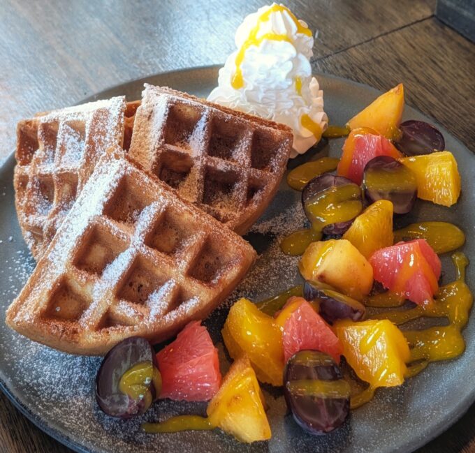朝食に食べた季節のフルーツを使ったワッフル