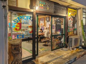 那覇「野球大好き新垣さんのお店⚾︎スポーツカフェ・チップ」で家庭的な雰囲気と沖縄料理を楽しむ