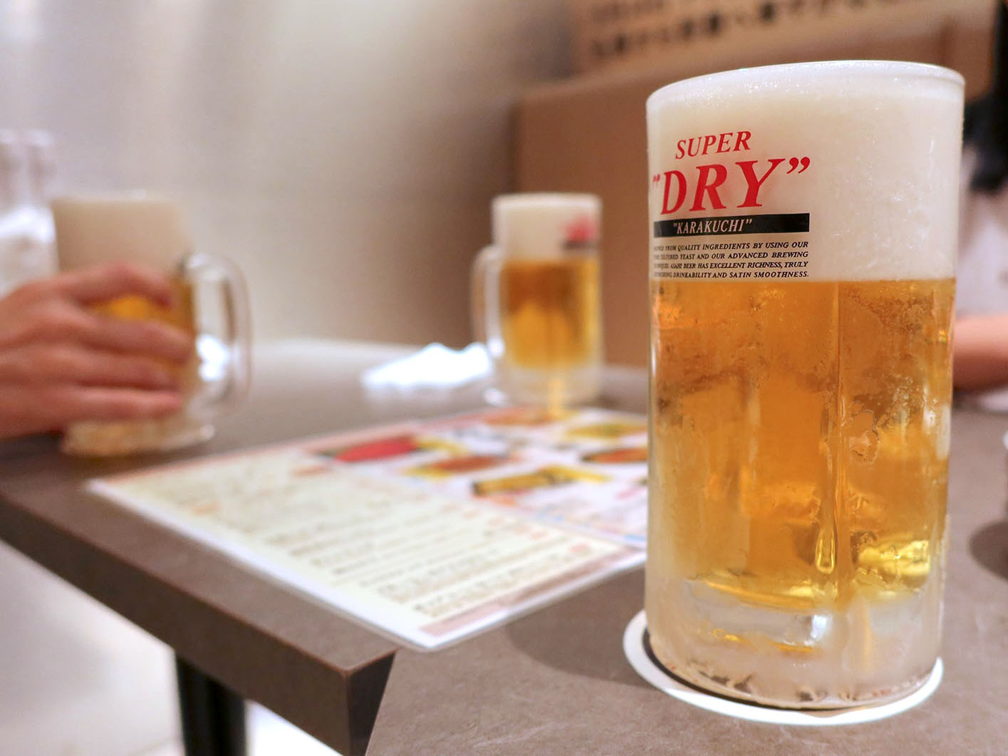 那覇「おきなわビールボーイKokusai」で佐藤裕介氏監修のビールを楽しむ