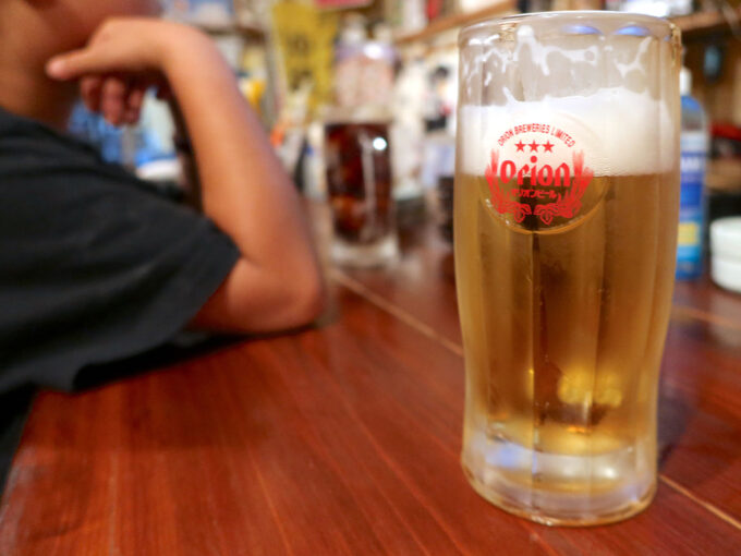 カウンターで乾杯!