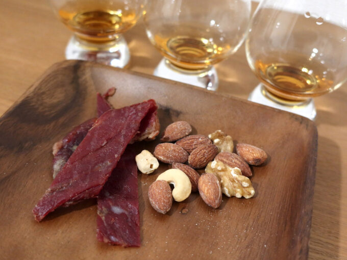 ナッツやジャーキーと合わせて