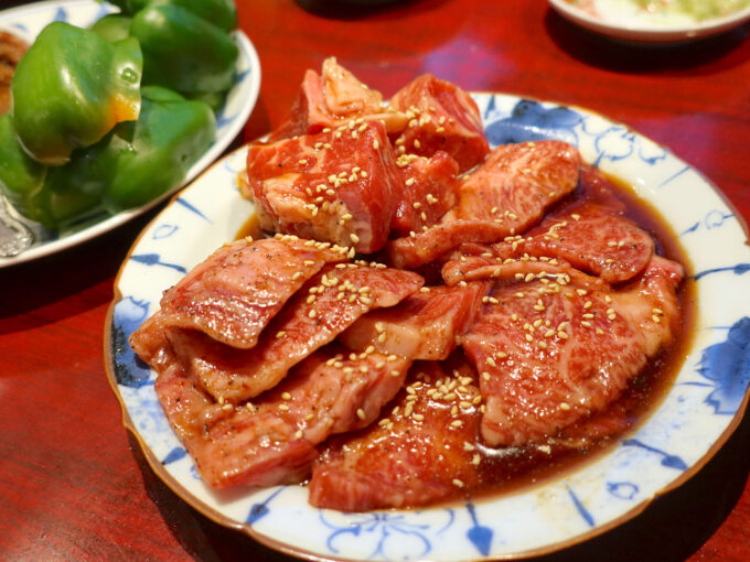 沖縄そばもおいしい！ 「牛そば焼肉しんちゃん」で沖縄県産・山城牛肉盛り＆一番絞りプレミアム