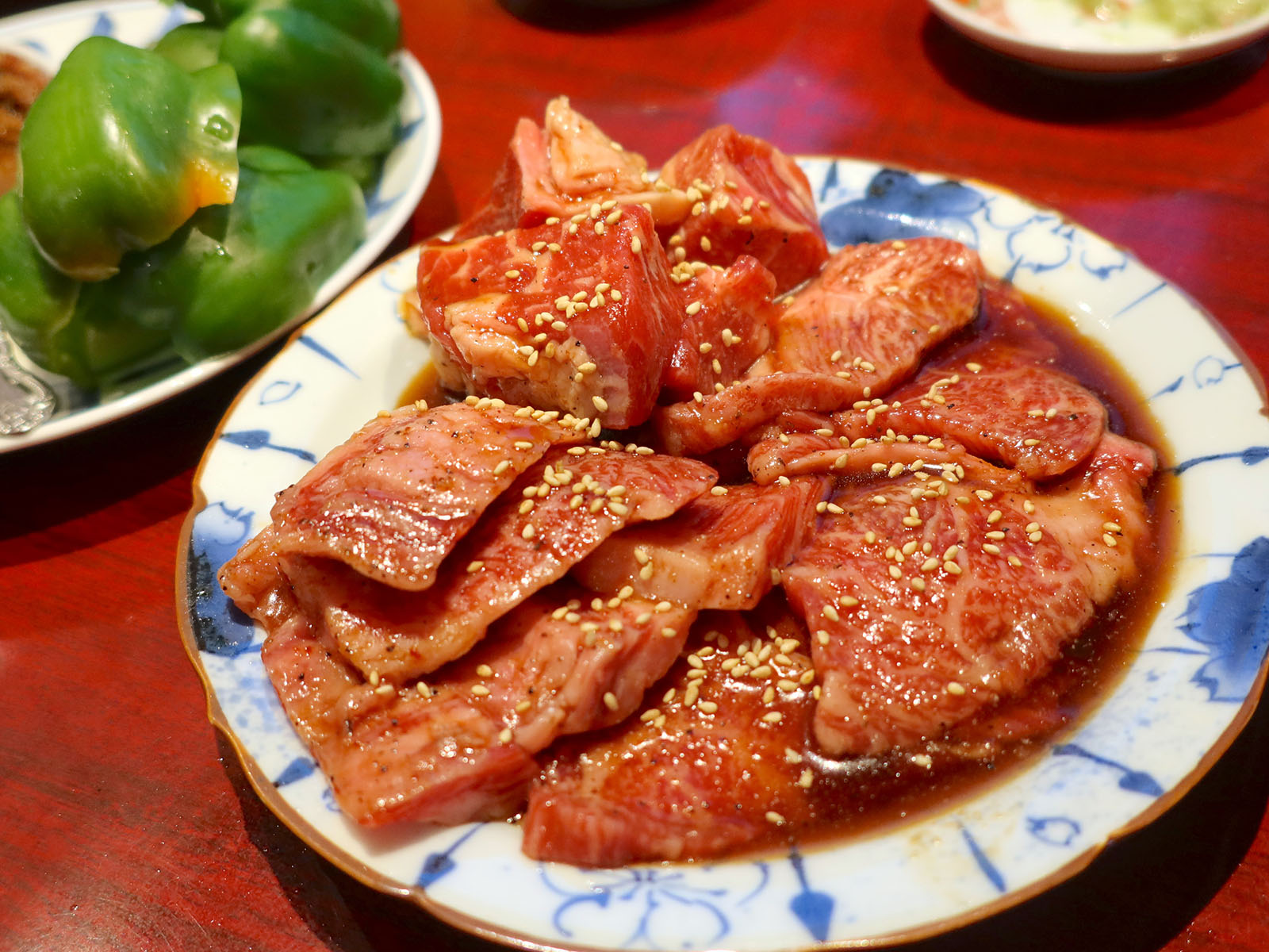 沖縄そばもおいしい！ 「牛そば焼肉しんちゃん」で沖縄県産・山城牛肉盛り＆一番絞りプレミアム