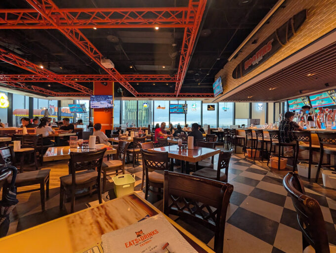 台北「Hooters 信義店」 店内