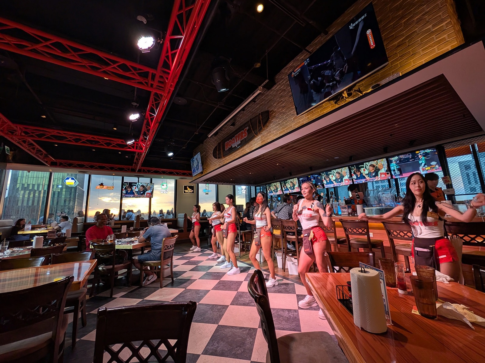 台北「Hooters 信義店」で最高の眺めと盛り上がりの中、臺虎精釀のピルスナーを楽しむ