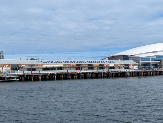 船から臨む「Gage Roads Freo Brewery」